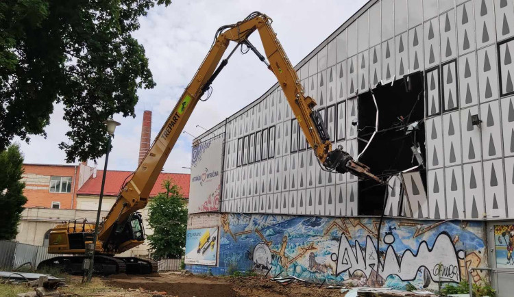 VIDEO: Naděje i nostalgie. V Jihlavě začala demolice zimního stadionu, nahradí ho moderní aréna za 1,9 miliardy korun