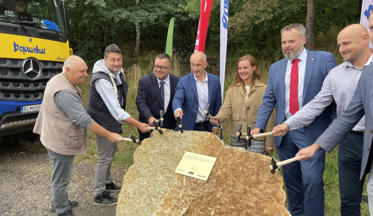Slavnostní poklepání na základní kámen.