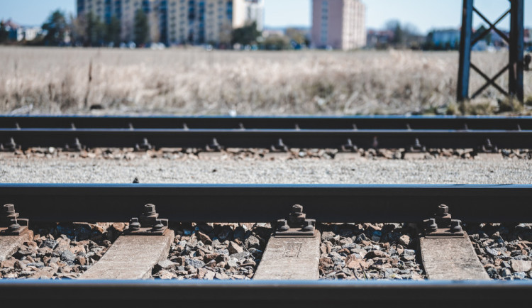 Vlaky na Havlíčkobrodsku nejezdí kvůli strženému trakčnímu vedení