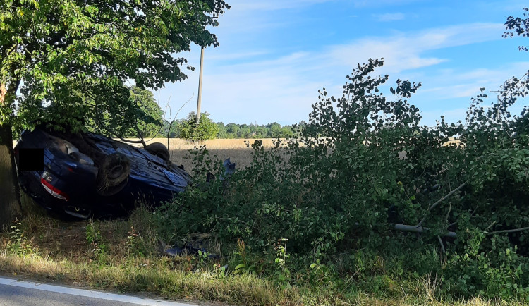 Řidič se chtěl vyhnout zvěři, při manévru naboural do stromu a auto otočil na bok.