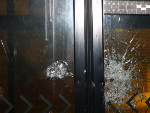Opilec poškodil dveře u obchodu v ulici Romana Havelky. Na policejní auto hodil nůžky na drůbež