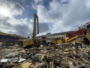 FOTO: Demolice jde podle plánu, za jediný týden je střecha pryč. Průběh bourání je možné sledovat díky webkamerám