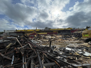 FOTO: Demolice jde podle plánu, za jediný týden je střecha pryč. Průběh bourání je možné sledovat díky webkamerám