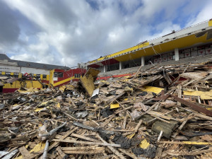 FOTO: Demolice jde podle plánu, za jediný týden je střecha pryč. Průběh bourání je možné sledovat díky webkamerám