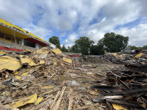 FOTO: Demolice jde podle plánu, za jediný týden je střecha pryč. Průběh bourání je možné sledovat díky webkamerám
