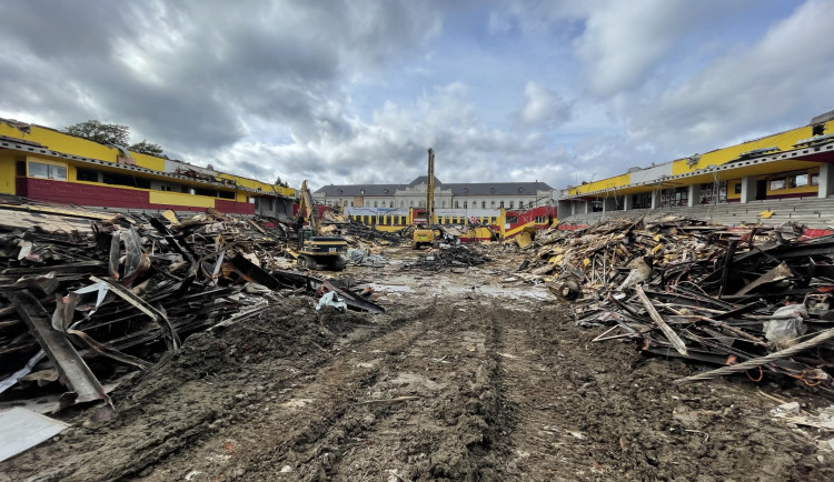 Demolice jde podle plánu, za jediný týden je střecha pryč.