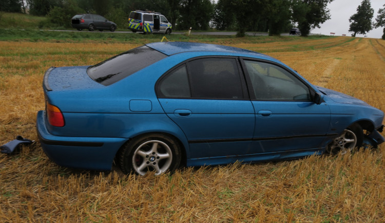 Cizinec ukradl dvě auta, s jedním boural. Podívejte se na honičku u kosteleckého kruháče