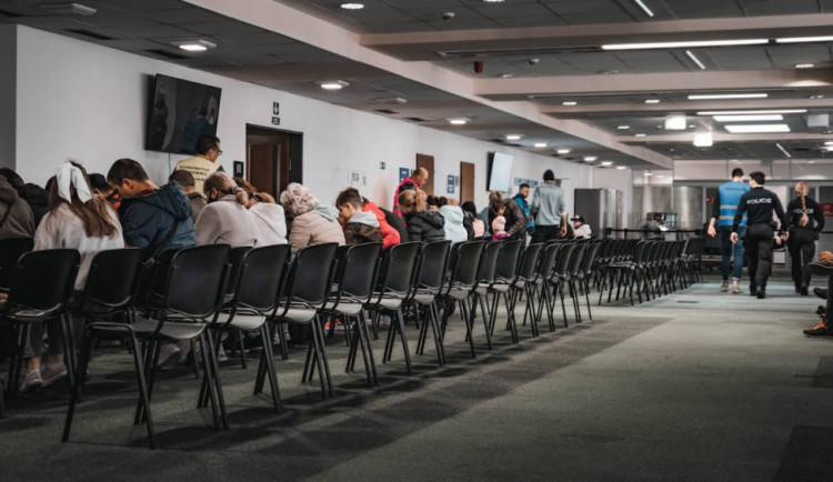 Sedm z deseti uprchlíků v Česku žije pod hranicí chudoby, ukazuje výzkum