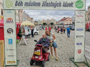 V pláštěnce nebo s deštníkem. Letošní deštivý Běh městem šťastných lásek přinesl skoro 400 tisíc korun