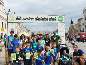 V pláštěnce nebo s deštníkem. Letošní deštivý Běh městem šťastných lásek přinesl skoro 400 tisíc korun