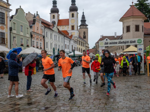 V pláštěnce nebo s deštníkem. Letošní deštivý Běh městem šťastných lásek přinesl skoro 400 tisíc korun