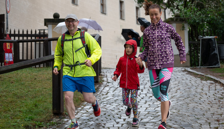 V pláštěnce či s deštníkem. Letošní deštivý Běh městem šťastných lásek přinesl skoro 400 tisíc korun