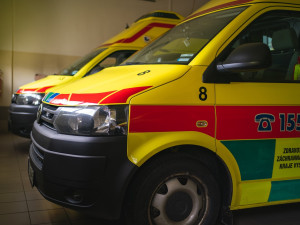 Nehoda ve Štokách: Opilý muž na elektrokoloběžce nestihl zabrzdit a narazil do auta, které dávalo přednost