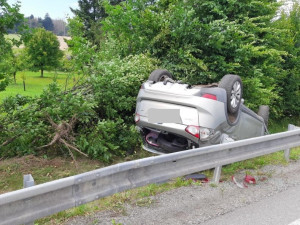 Řidič v Hladově zřejmě usnul za volantem, narazil do stromů a přetočil se na střechu. Skončil v nemocnici
