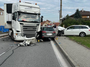 Silnici na Třebíčsku blokuje hromadná nehoda. Střet dvou aut a náklaďáku přinesl dva zraněné