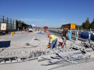 VIDEO: Dělníci na D1 pracují na opravě mostu u Měřína. Krátké kolony se tvoří pouze ve špičce, říká ŘSD
