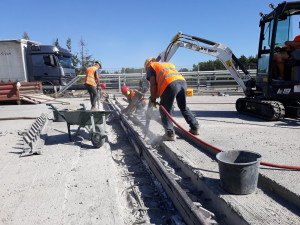 VIDEO: Dělníci na D1 pracují na opravě mostů u Měřína. Krátké kolony se tvoří pouze ve špičce, říká ŘSD