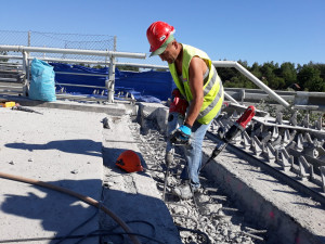 VIDEO: Dělníci na D1 pracují na opravě mostů u Měřína. Krátké kolony se tvoří pouze ve špičce, říká ŘSD