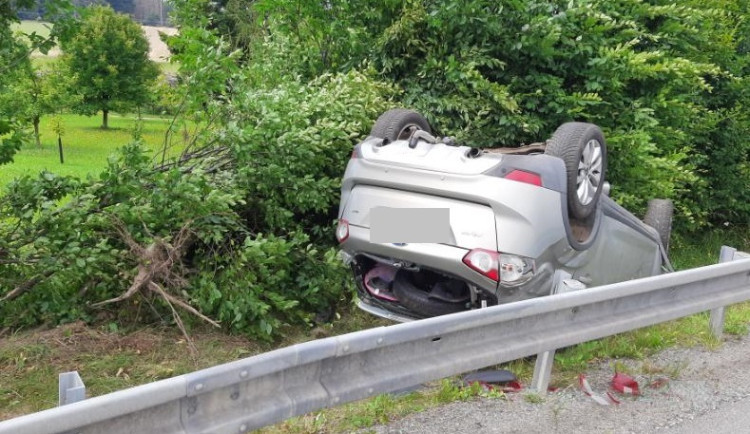 Řidič v Hladově asi usnul za volantem, narazil do stromů a přetočil se na střechu. Skončil v nemocnici