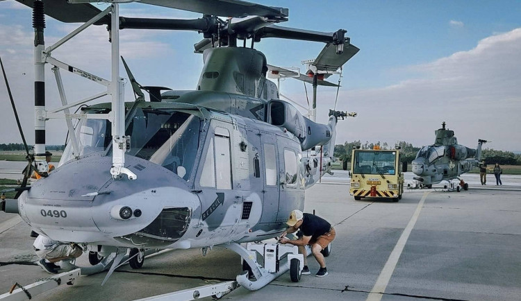 Základna v Náměšti dostala dvě americké helikoptéry. Staré sovětské stroje možná pomohou na Ukrajině, naznačila Černochová