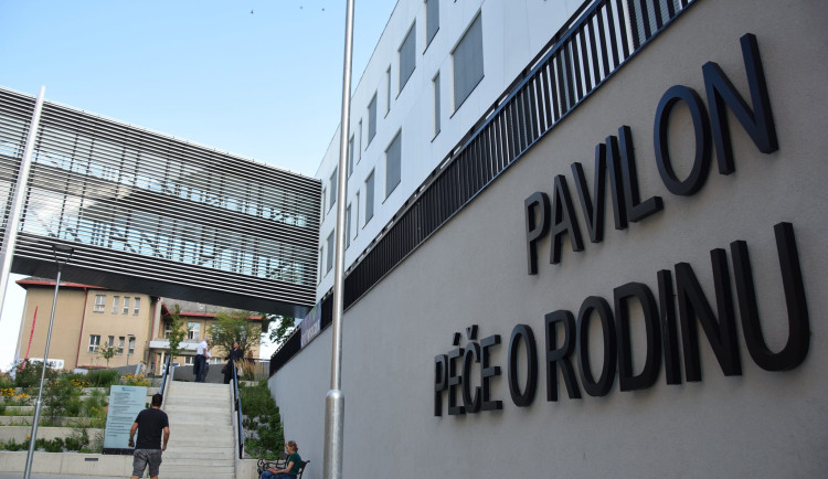 FOTO: Pelhřimovská nemocnice má nový Pavilon péče o rodinu. Podívejte se, jak to uvnitř vypadá