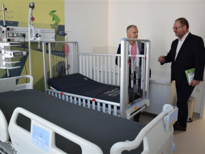 FOTO: Pelhřimovská nemocnice má nový Pavilon péče o rodinu. Podívejte se, jak to uvnitř vypadá