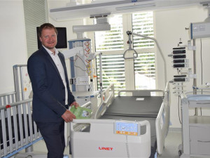 FOTO: Pelhřimovská nemocnice má nový Pavilon péče o rodinu. Podívejte se, jak to uvnitř vypadá