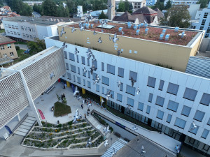 FOTO: Pelhřimovská nemocnice má nový Pavilon péče o rodinu. Podívejte se, jak to uvnitř vypadá