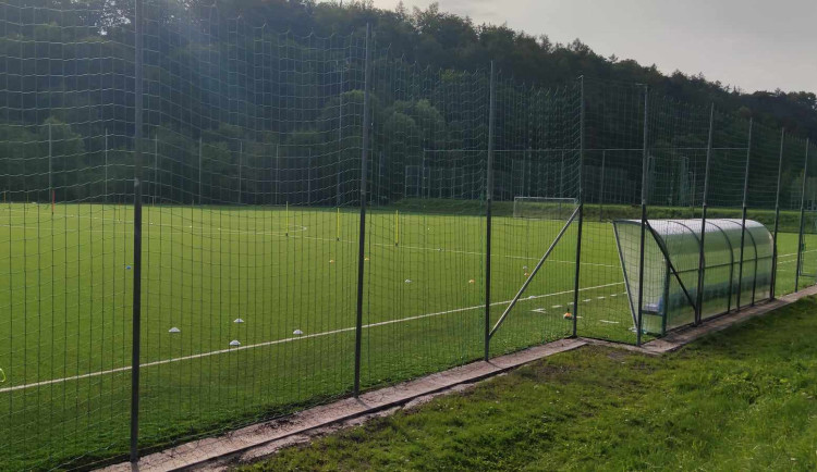Fotbalové hřiště v ulici Na Stoupách má novou umělou trávu a střídačky. Opravy vyšly na 7 milionů korun