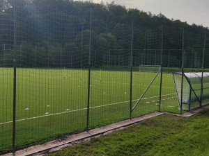 Fotbalové hřiště v ulici Na Stoupách má novou umělou trávu a střídačky. Opravy vyšly na 7 milionů korun