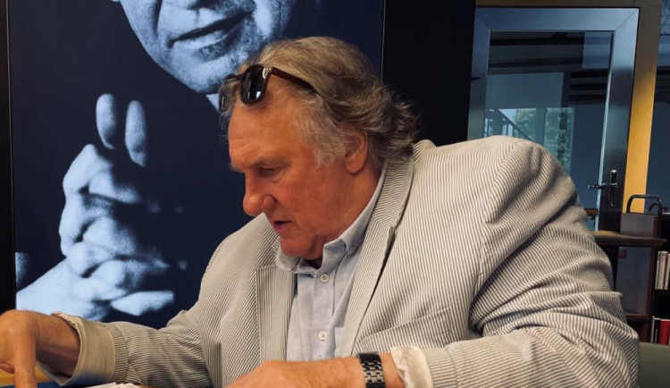 Do Brna přijela francouzská hvězda a přítel Putina. Depardieu uctil památku Kundery