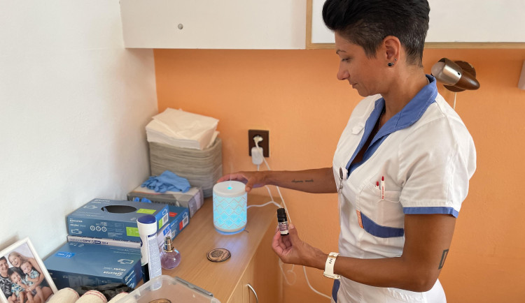 Úleva pro pacienty paliativní péče v Jihlavě. Se stresem a bezmocí zde pomáhá aromaterapie 