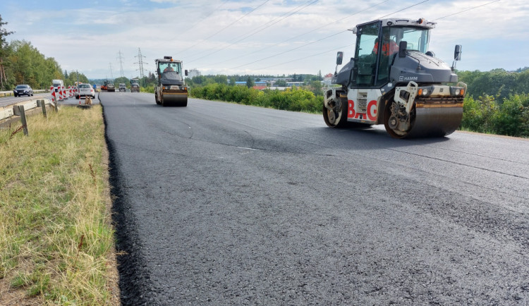 Přivaděč v Jihlavě má nový asfalt. Dělníci teď pracují na výměně středových svodidel