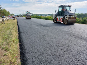 Přivaděč v Jihlavě má nový asfalt. Dělníci teď pracují na výměně středových svodidel