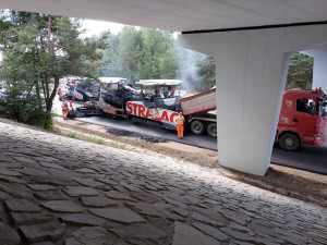 Přivaděč v Jihlavě má nový asfalt. Dělníci teď pracují na výměně středových svodidel