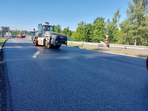 Přivaděč v Jihlavě má nový asfalt. Dělníci teď pracují na výměně středových svodidel