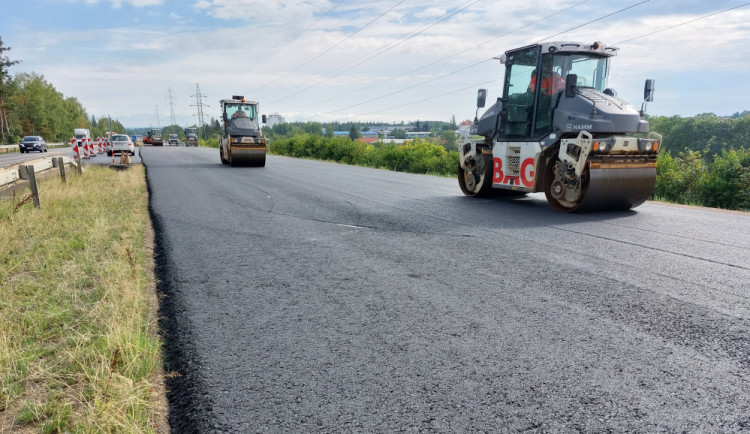 Přivaděč v Jihlavě má nový asfalt. Dělníci teď pracují na výměně středových svodidel