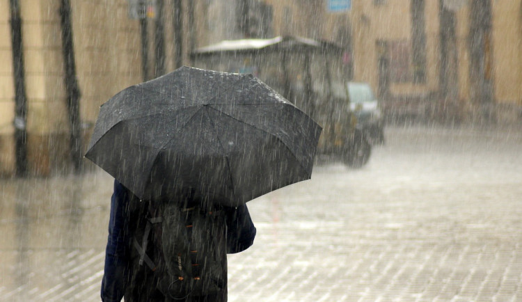 Meteorologové: První polovina týdne proprší, na víkend by se mělo opět oteplit až na 28 stupňů