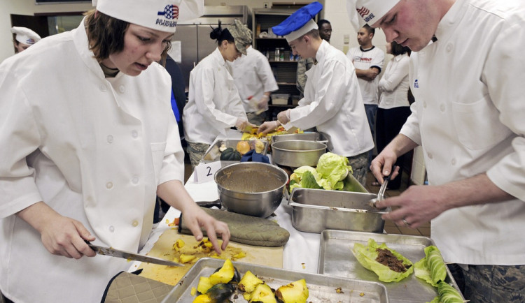 Ministerstvo školství: Školní jídelny budou moci dále nabízet bezmasá jídla