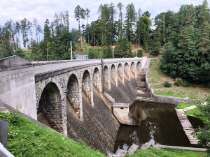 FOTO: Podívejte se na stoletou nádrž Sedlice. Její hráz je od roku 2012 kulturní památkou ČR
