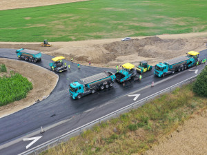 FOTO: Obávaná křižovatka u Zvěrkovic bude brzy bezpečnější. Silnice je širší a má nový povrch