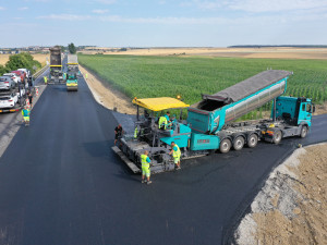 FOTO: Obávaná křižovatka u Zvěrkovic bude brzy bezpečnější. Silnice je širší a má nový povrch