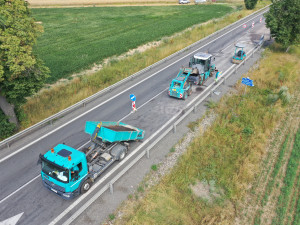 FOTO: Obávaná křižovatka u Zvěrkovic bude brzy bezpečnější. Silnice je širší a má nový povrch