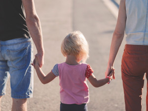 Rodičovský příspěvek asi vzroste od ledna o 50 tisíc korun. Opozice prosazuje ještě vyšší částku