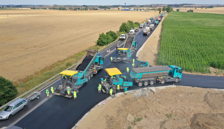 Obávaná křižovatka u Zvěrkovic bude brzy bezpečnější. Silnice je širší a má nový povrch