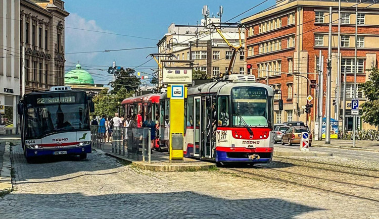 MHD v Olomouci bude od pátku dražší. Jak na tom jsou další krajská města?