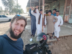 Koupil v Indii motorku a dojel na ní až do Čech, byla to strastiplná cesta s úředními nástrahami i pekelným počasím