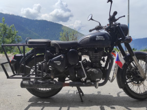 Koupil v Indii motorku a dojel na ní až do Čech, byla to strastiplná cesta s úředními nástrahami i pekelným počasím