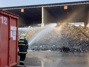 Příčinou nočního požáru v Enviropolu jsou zřejmě baterie, které zahořely v meziskladu, říká jihlavská firma