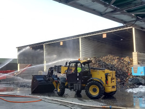 Příčinou nočního požáru v Enviropolu jsou zřejmě baterie, které zahořely v meziskladu, říká jihlavská firma